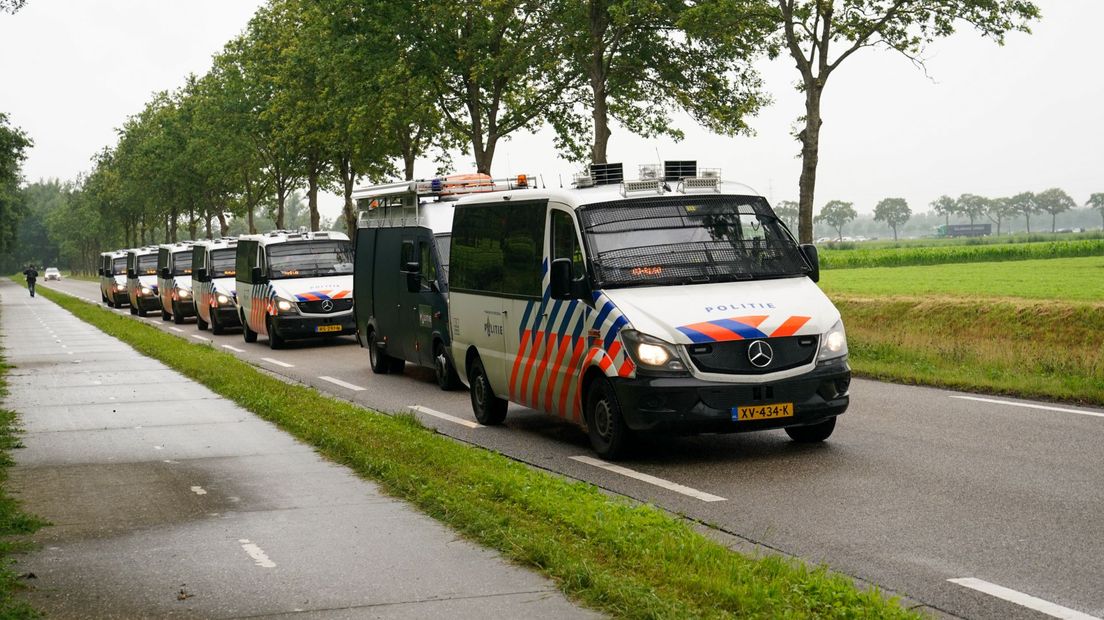 De politie en ME hielden tientallen demonstranten aan  (Rechten: Kim Stellingwerf / RTV Drenthe)