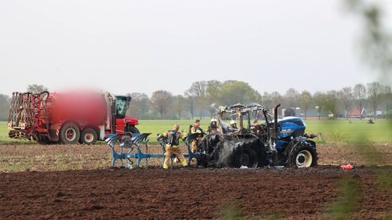 112 Nieuws: Tractor vliegt in brand in Denekamp, ongeluk zorgde voor lange file op A28 bij Lichtmis. 112 Nieuws: Tractor vliegt in brand in Denekamp, ongeluk zorgde voor lange file op A28 bij Lichtmis.