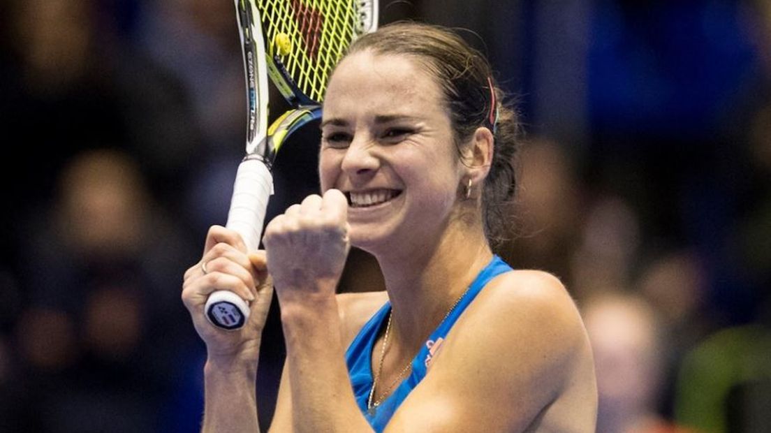 Tennisster Richel Hogenkamp uit Doetinchem treft de Spaanse Lara Arruabarrena in de eerste ronde van de Australian Open. Tennisster Bibiane Schoofs uit Ede heeft ook nog een kans om het hoofdtoernooi te halen.