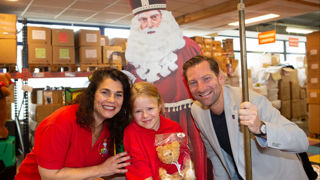 Esther Blom, Feline Rijnaars met mascotte beer en wethouder Jeffrey Keus
