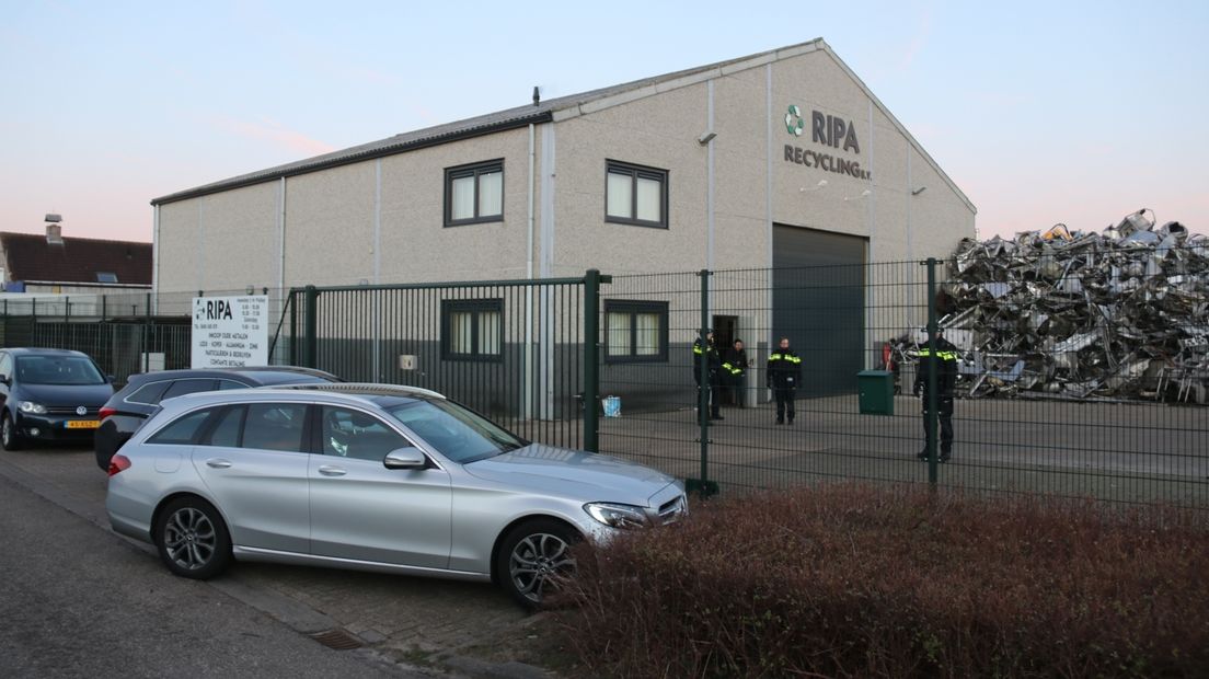 Politie doorzoekt bedrijventerrein in Hulst in verband met arrestatie No Surrender-leider