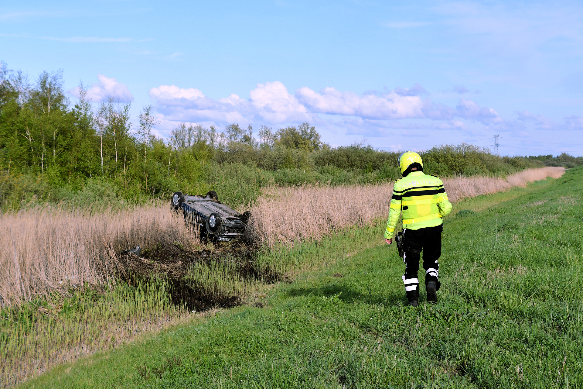 Auto belandt ondersteboven in berm op Oesterdam
