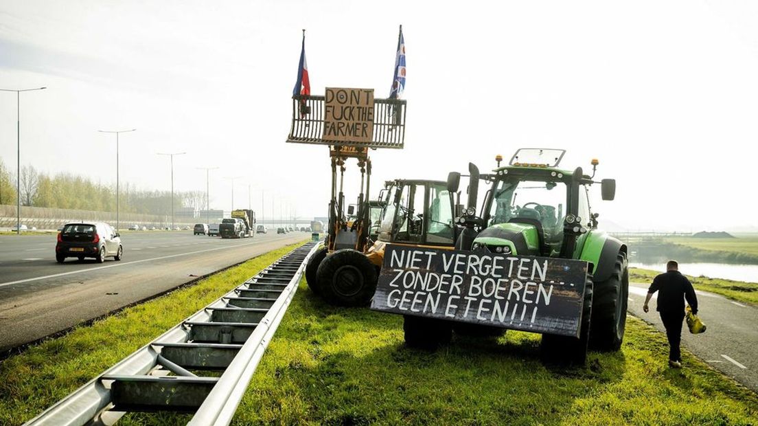 'Niet vergeten... zonder boeren geen eten', staat te lezen op dit bord langs de snelweg.