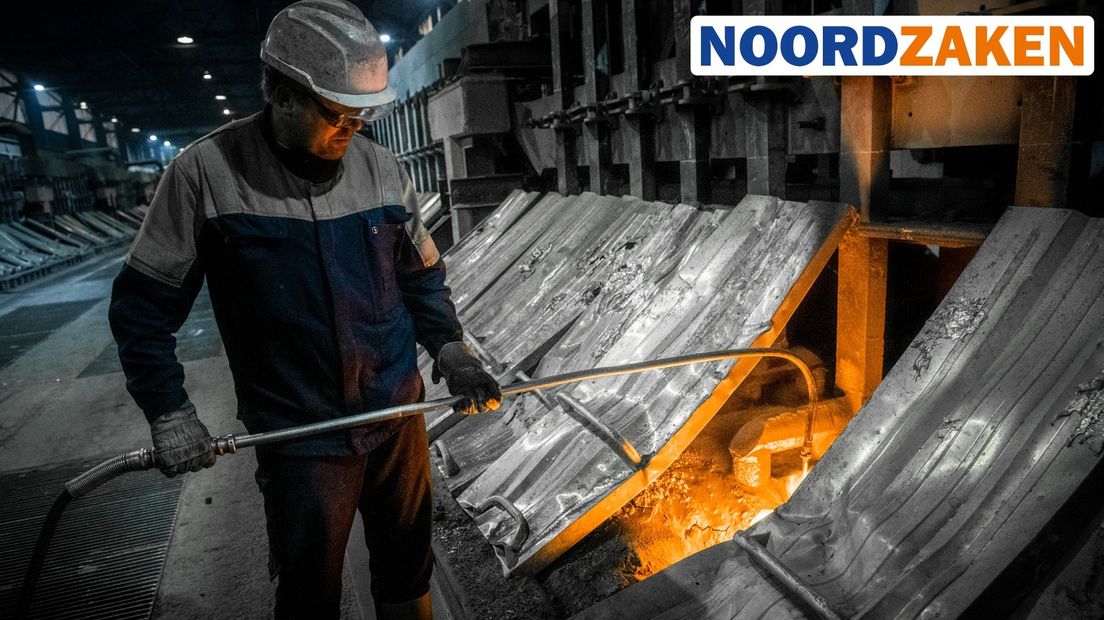 Een werknemer van aluminiumproducent Aldel in Delfzijl