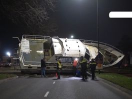 Plezierjacht belandt op de weg.