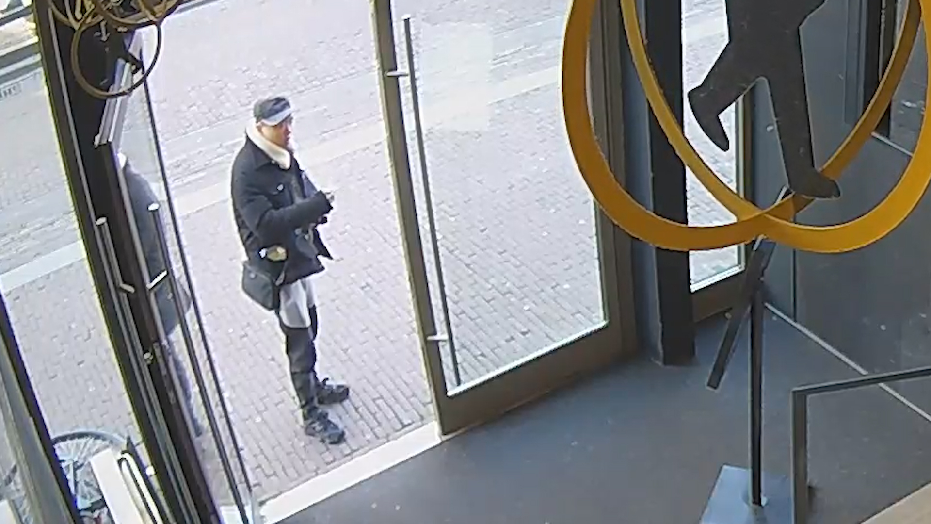 Hırsız çalınan dizüstü bilgisayarla kaçtı