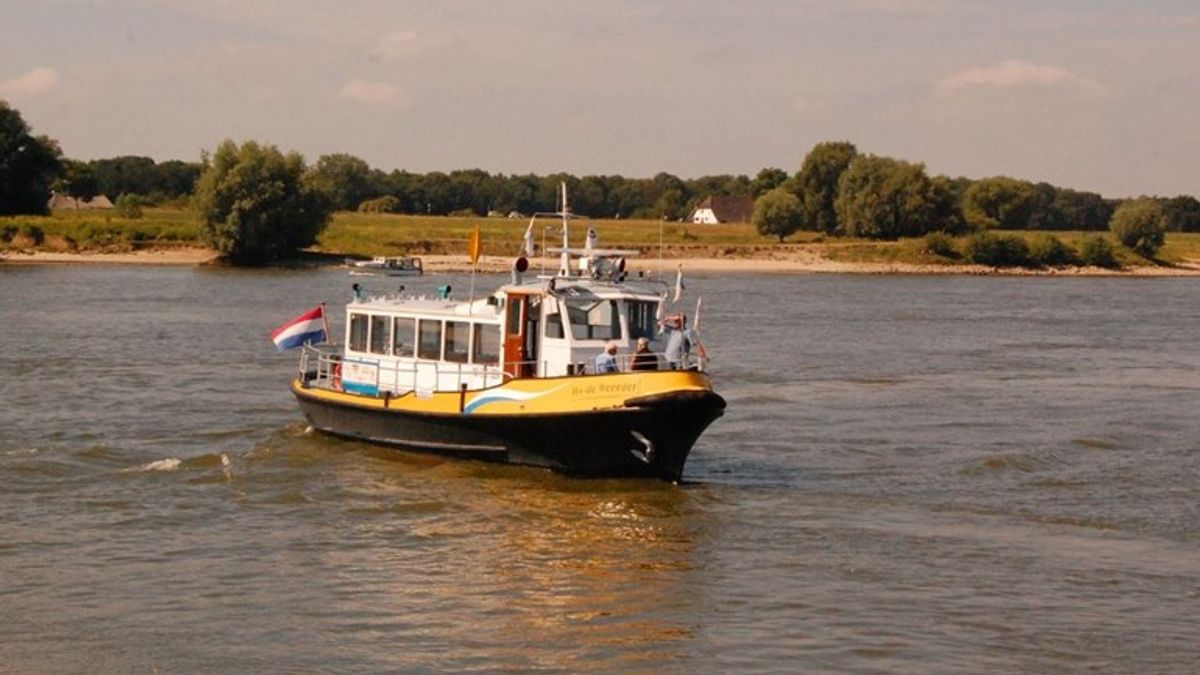 Veerpont tussen Beuningen en Slijk-Ewijk aan de kant