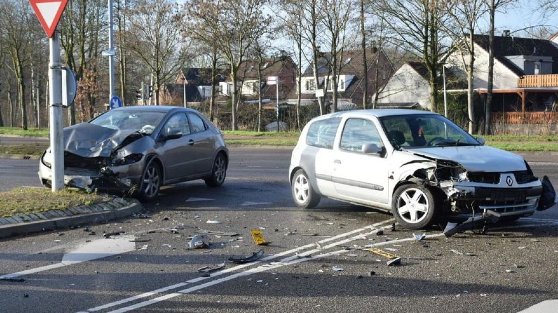 Beide auto's raakten total loss.