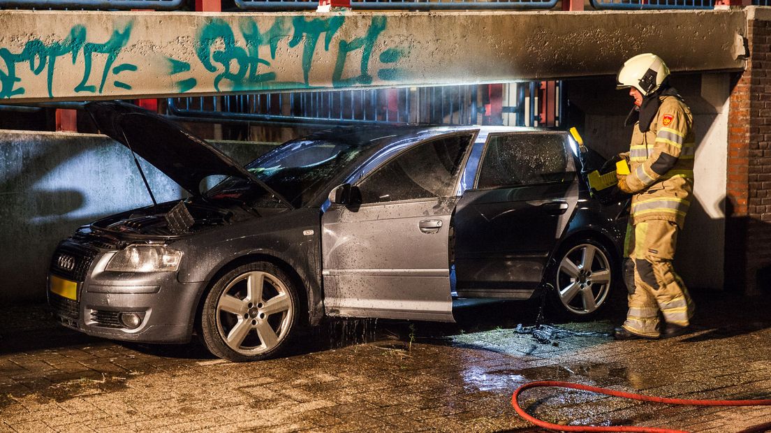 De auto vloog door onbekende oorzaak in brand.