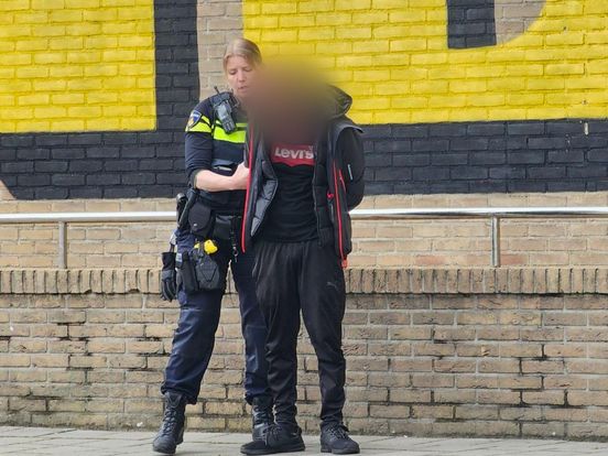 Slachtoffer met spoed naar ziekenhuis na steekincident in Enschede