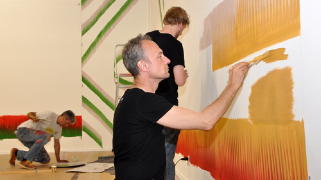 Kunstenaar Gijs Frieling is bezig met een bijzondere klus; het beschilderen van de binnenmuren van Museum Het Valkhof in Nijmegen.