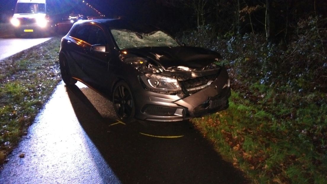 Bij een ernstig ongeval op de Putterweg tussen Putten en Ermelo zijn vannacht twee fietsers zwaargewond geraakt en later in de nacht in het ziekenhuis overleden. De twee fietsers van 17 en 18 jaar werden geschept door de auto van een 25-jarige man uit Ermelo.