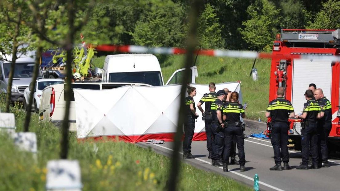 De bestuurder van een bestelbus is dinsdagmiddag om het leven gekomen bij een aanrijding op de N348 bij Zutphen.
