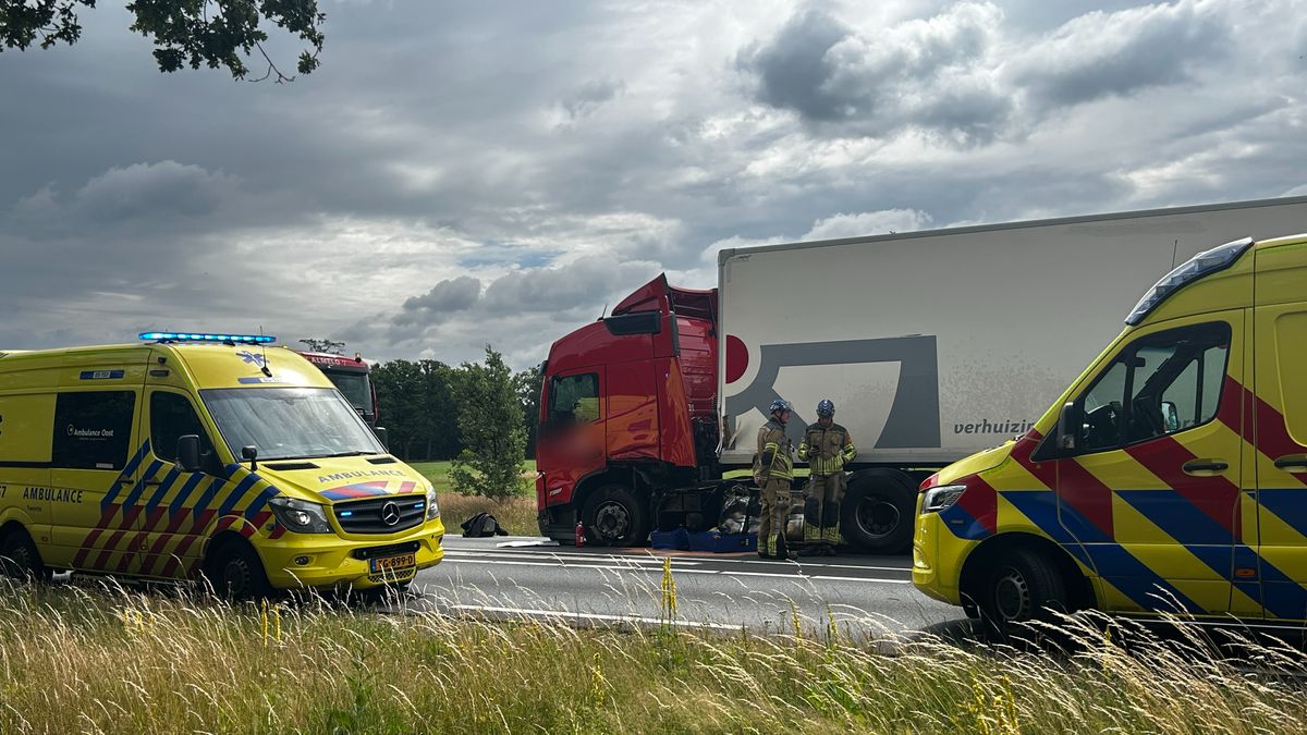 Ernstig ongeluk op de N350 tussen bestelbus en vrachtwagen