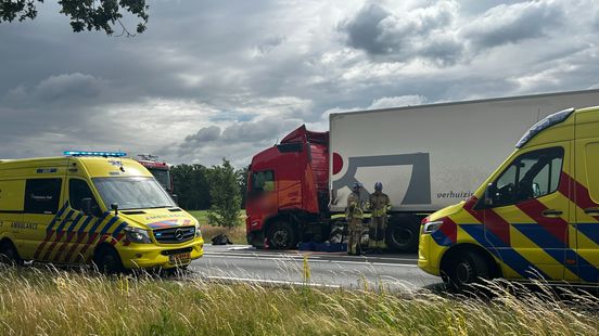 Ernstig ongeluk op de N350 tussen bestelbus en vrachtwagen. Ernstig ongeluk op de N350 tussen bestelbus en vrachtwagen.