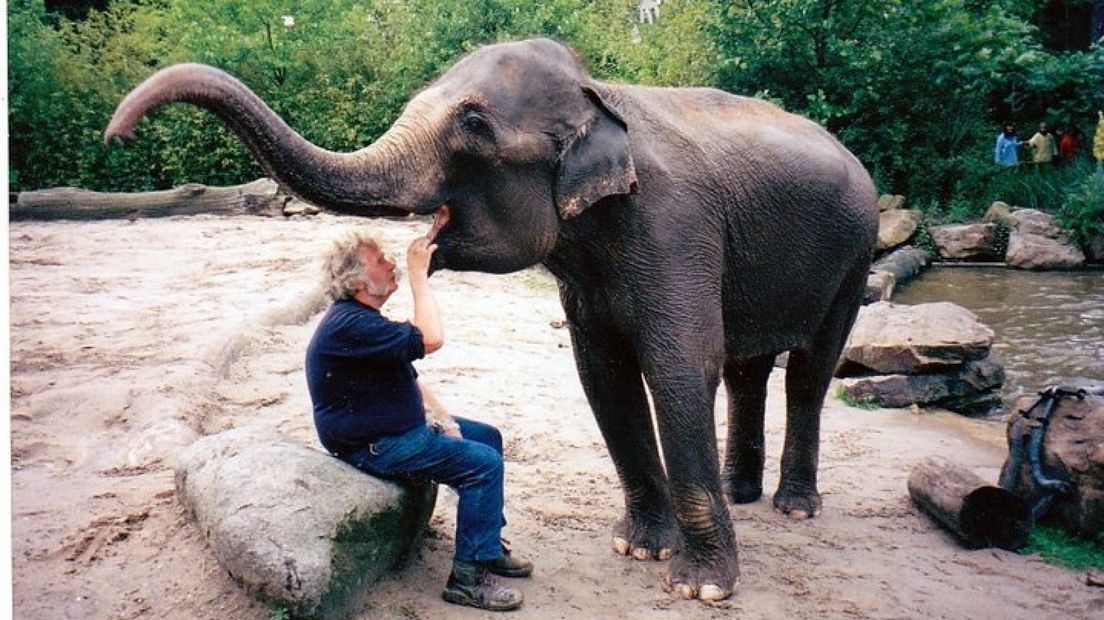 Rob van Loon met olifant Irma