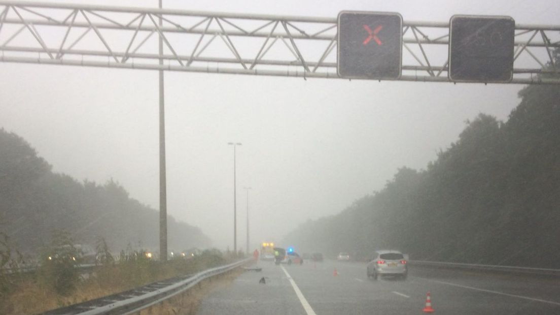 Het was vanochtend voorspeld door de weerkundigen: in Gelderland zou plaatselijk wat regen kunnen vallen. Die voorspelling is uitgekomen. Vooral uit het gebied ten oosten van Apeldoorn wordt melding gemaakt van druppels die uit de lucht vallen.