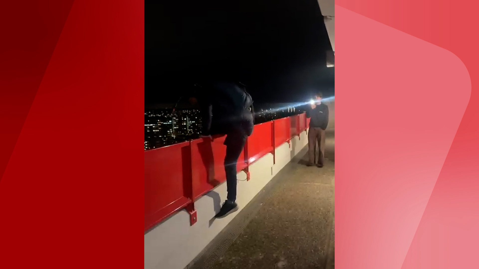 Man springt met parachute van flatgebouw, eigenaar doet aangifte