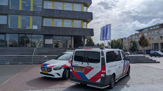 Agressieve bezoeker vernielt raam gemeentehuis