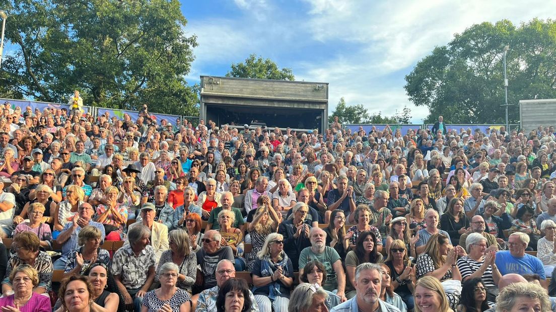 Het Zuiderparktheater was uitverkocht. Het publiek bracht ook geld bij elkaar voor de bestrijding van ALS