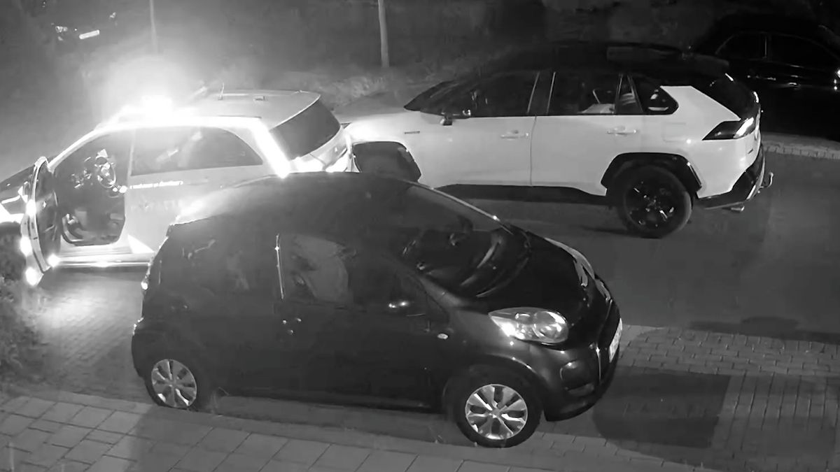 Verdachte springt uit rijdende auto tijdens politieachtervolging