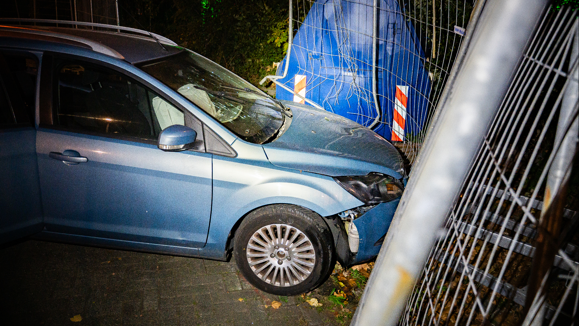 De auto was flink beschadigd en kon niet verder. De takel om het voertuig op te halen mag de bestuurder zelf regelen.