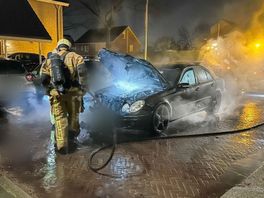 112 Nieuws: Auto verwoest door brand in Enschede