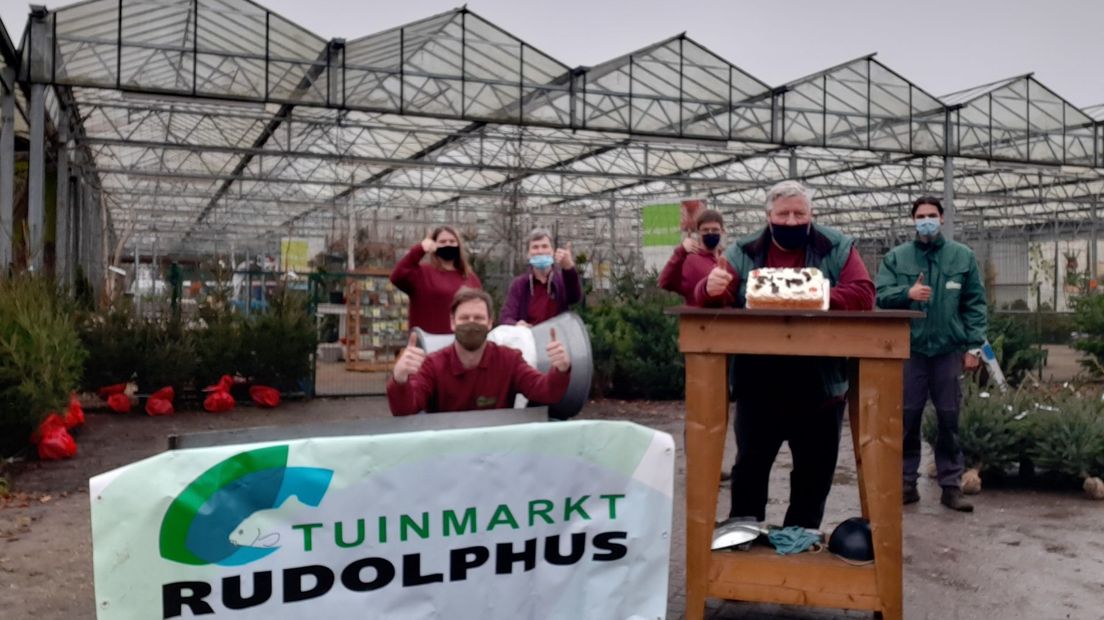 De bouwvergunning van de gemeente Midden-Drenthe voor de nieuwe stek was reden voor een feestelijke taart (Rechten: Rudolphus)
