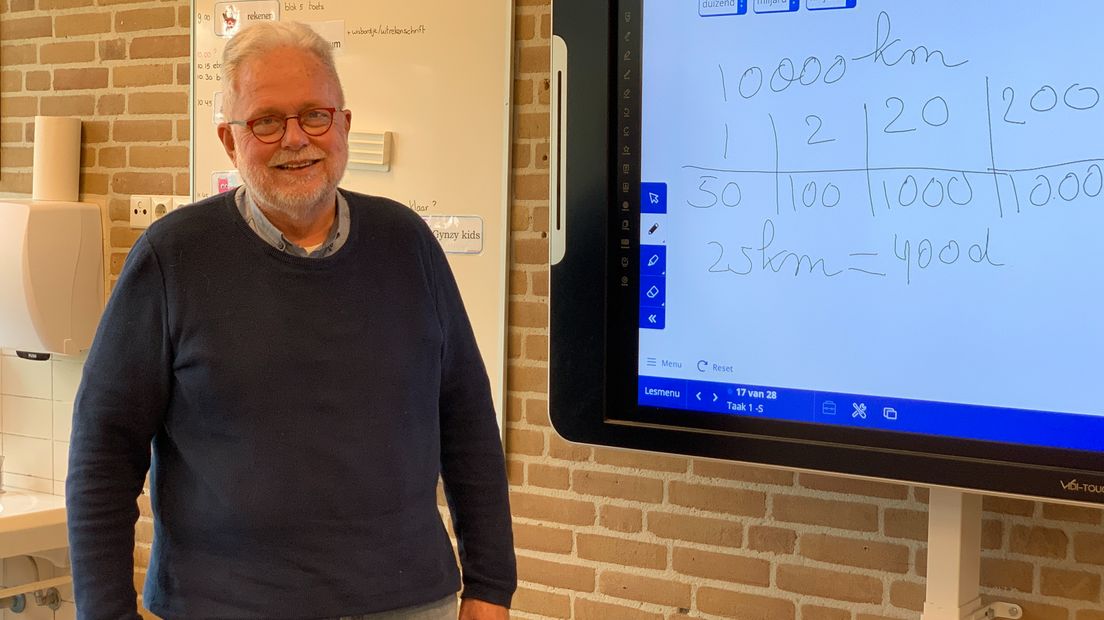 Henk Bomhof (69) uit Markelo werkt nog twee dagen per week als invalleerkracht