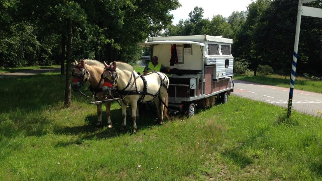 Het rijtuig met de paarden (Rechten: Facebook: Met de vier voetters door Nederland)