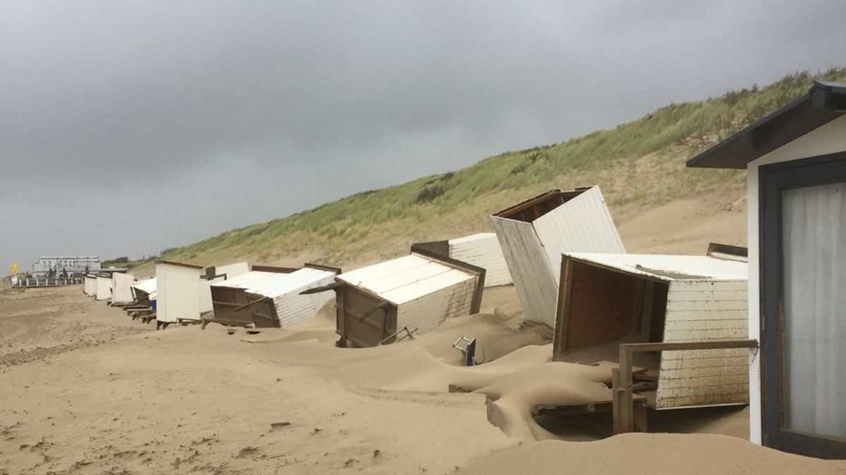 Tientallen strandhokjes omgewaaid door harde wind