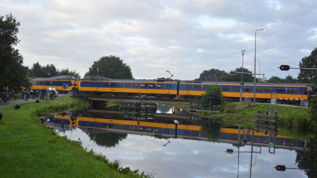 De overgang met het Jaagpad is geblokkeerd door de trein (Rechten: Fotopersbureau Steenwyck)