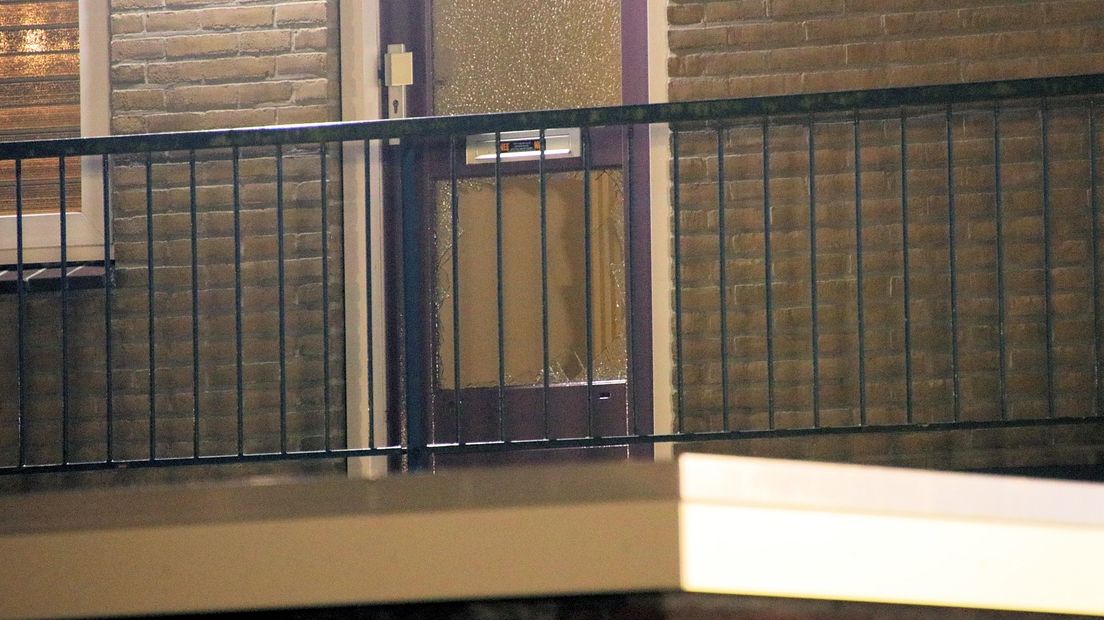 Ingetrapte glazen deur op balkon van woning aan Colijnhof in Goes