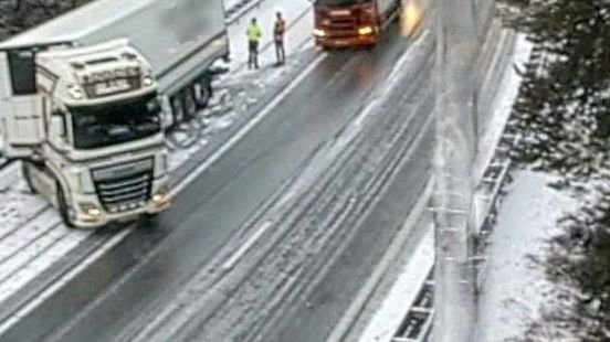 Gladheid zorgt voor problemen, megafile en verkeer wordt omgeleid