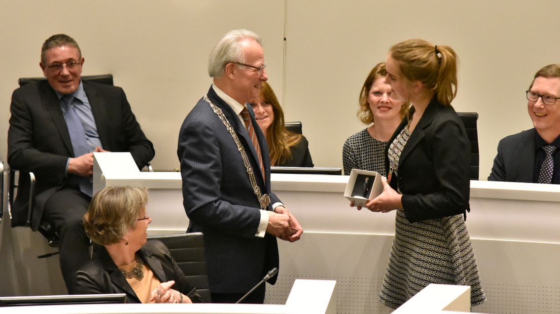 Burgemeester Van Aartsen krijgt cadeau van Madurodam 