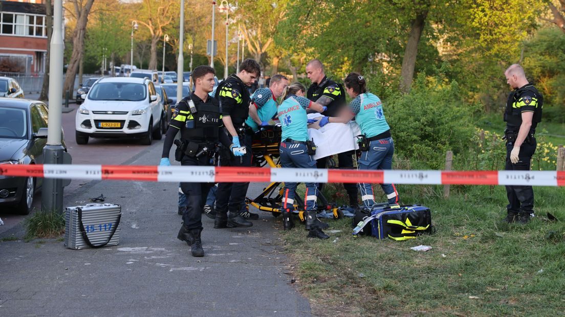 Hulpdiensten proberen de neergeschoten man nog te redden
