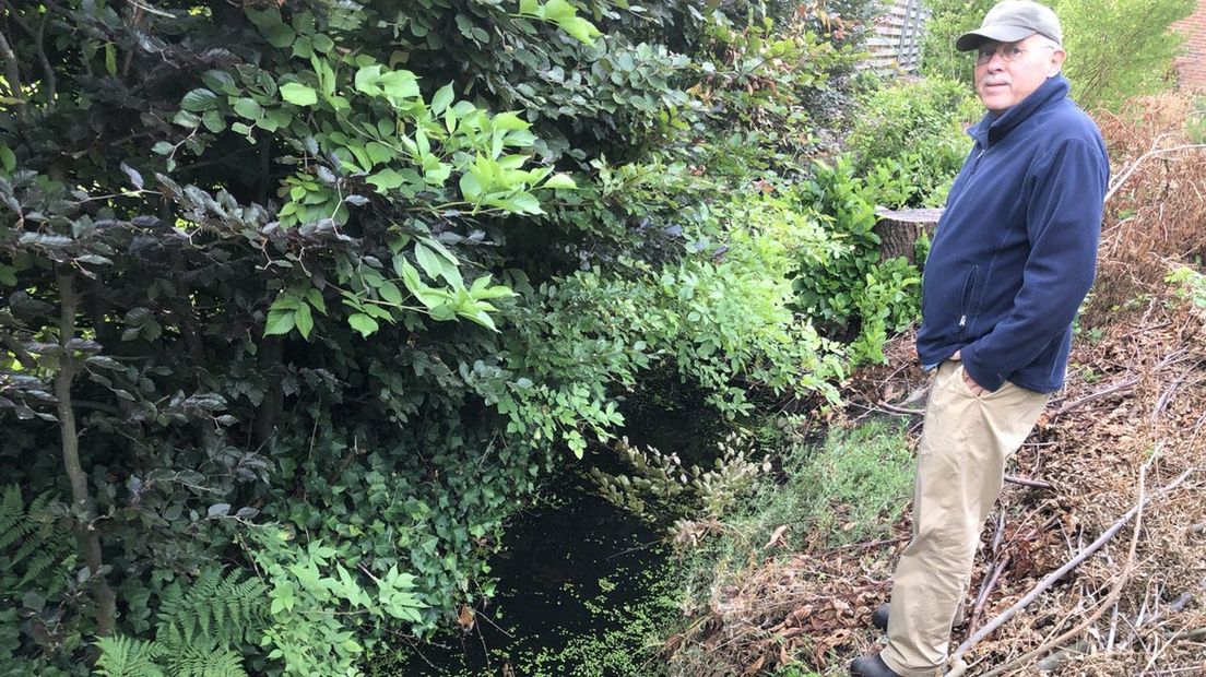 Egbert Haan bij de sloot die niet langer droog is