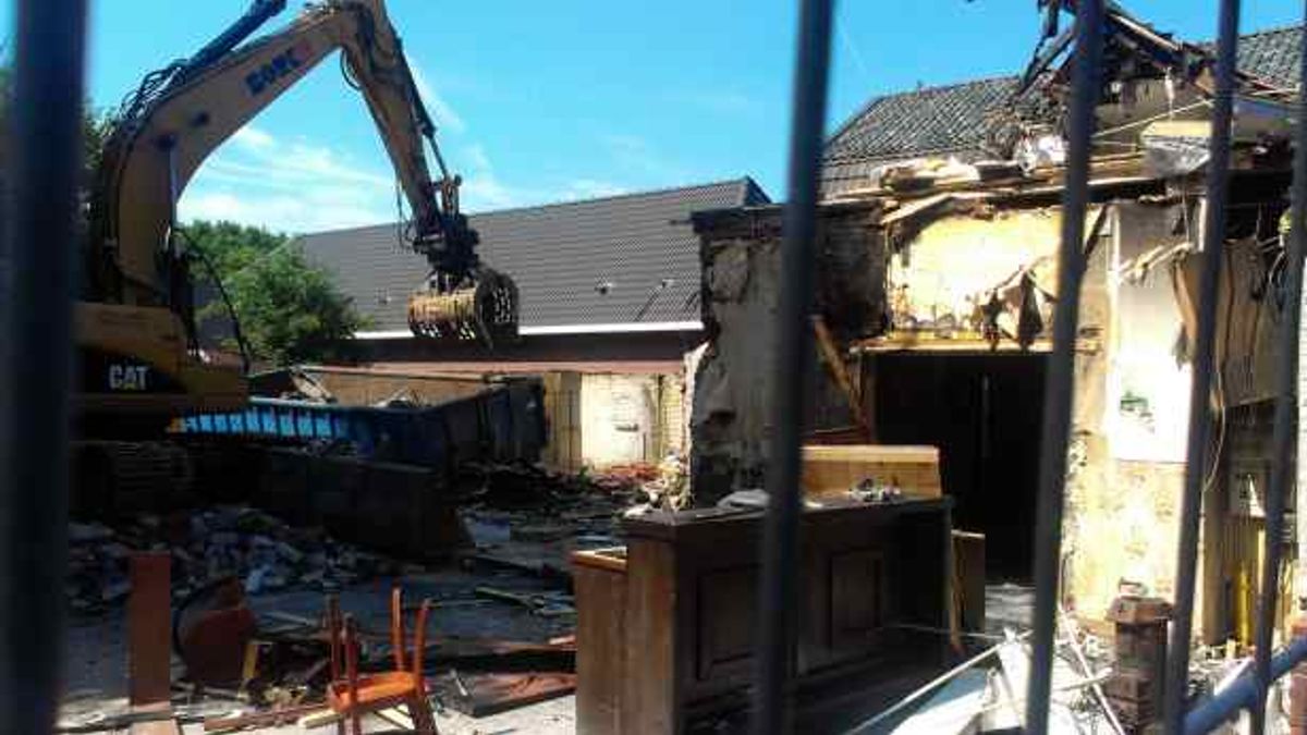 Herbouw van afgebrande panden in Vledder