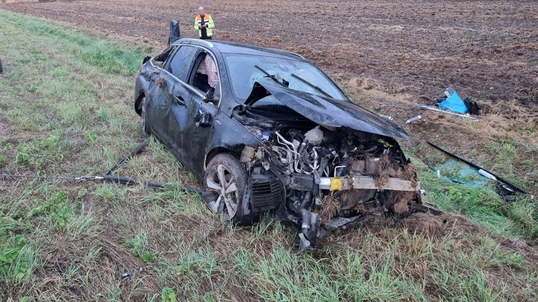 De auto tijdens de berging langs de A18.