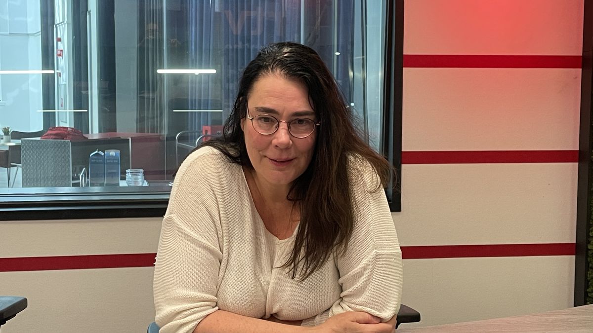 Auteur Marja West graaft na tips naar Willeke Dost