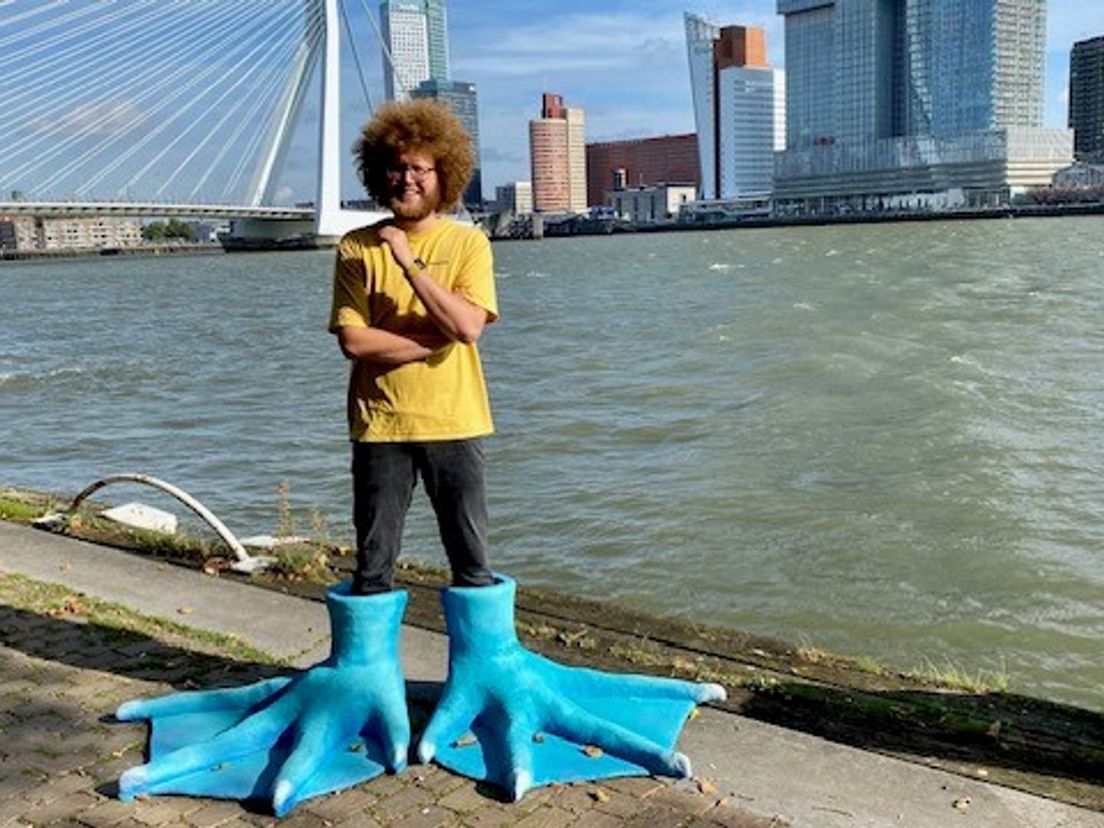 Net als Auke-Florian Hiemstra, ambassadeur van Wildlife Film Festival Rotterdam, kan iedereen tijdens het festival in de voeten van de blauwvoetgent staan.