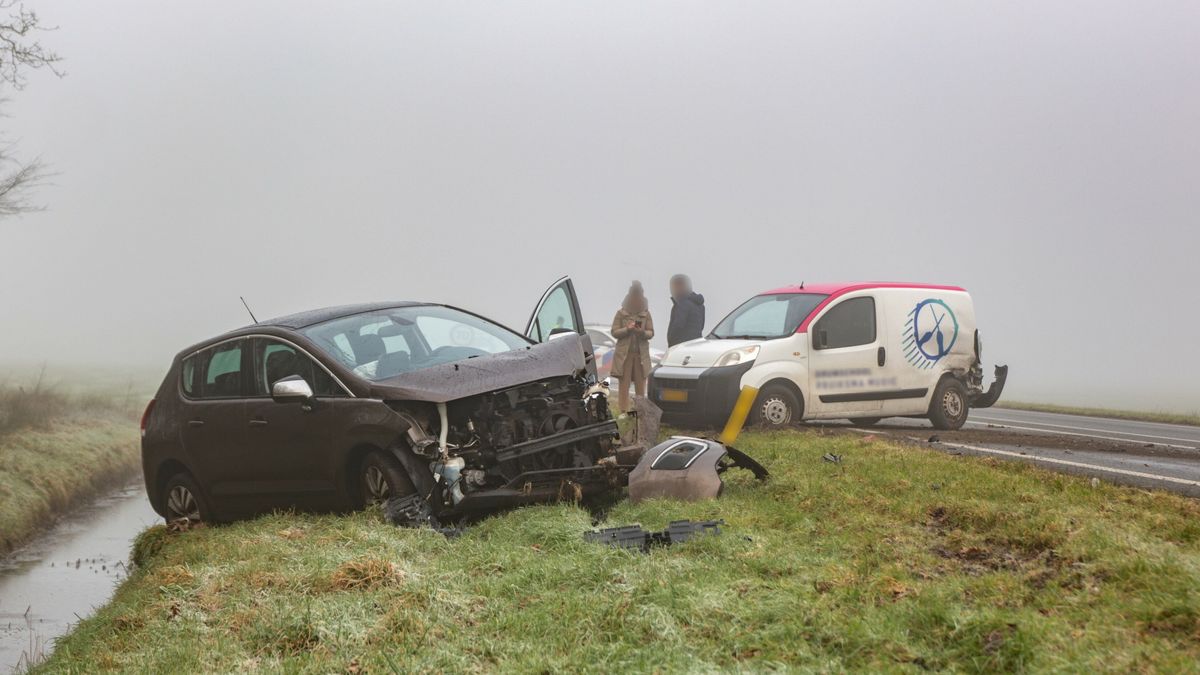 Botsing tussen twee auto's op N359 bij Harich