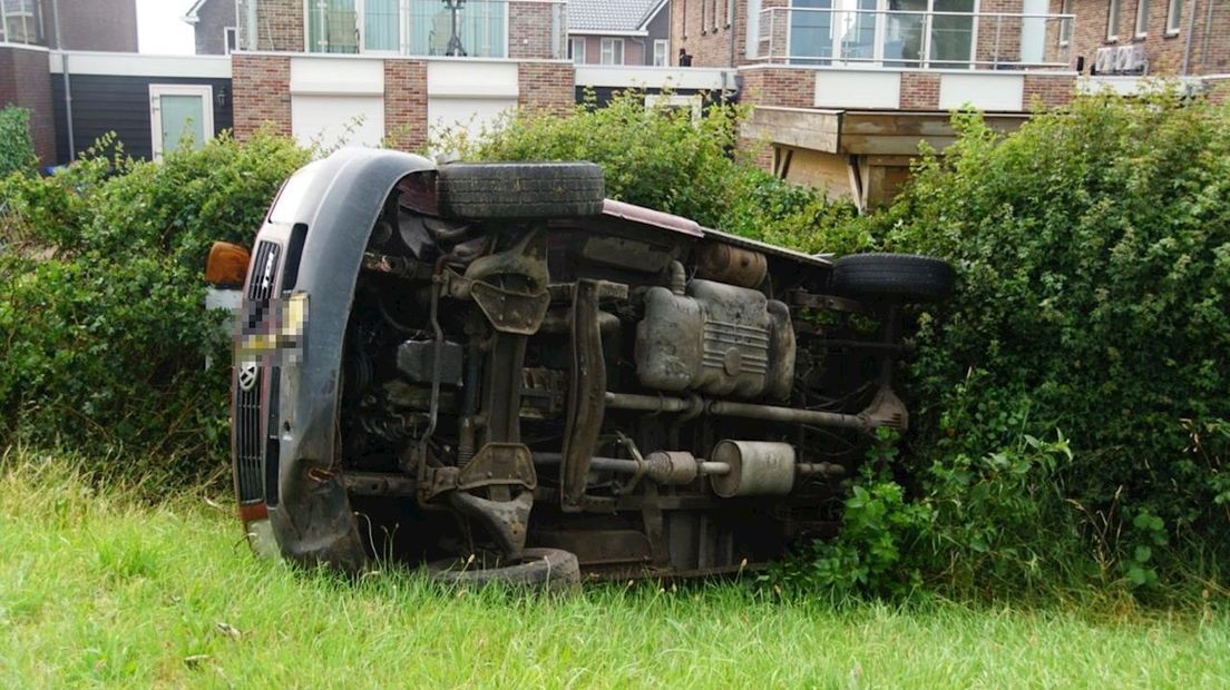 Auto op de zijkant in Zwartsluis