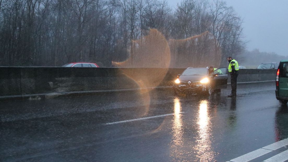 Deze auto raakte in een slip door water op de A28