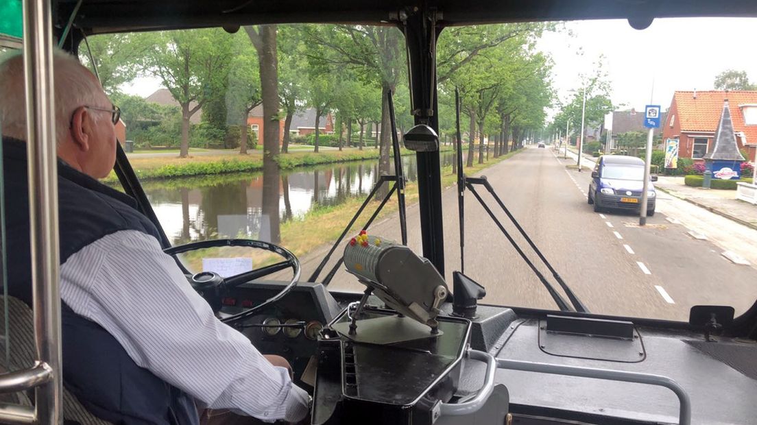 De bus rijdt