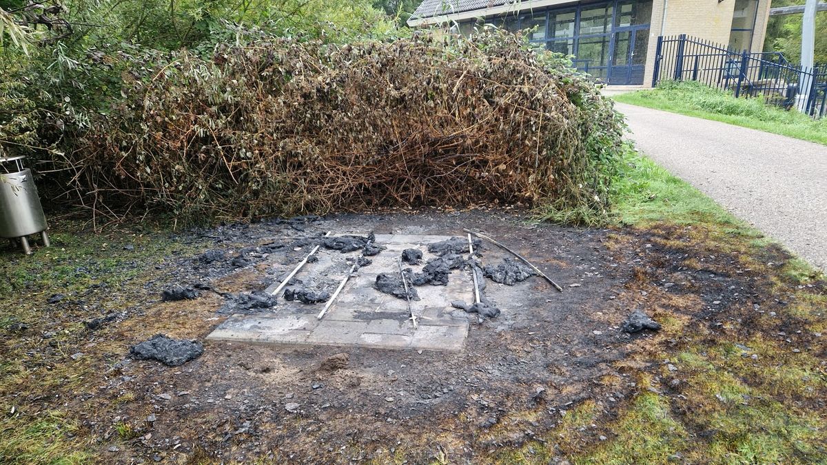 Zorgen over brandstichting langs Griene Dyk bij Snitser Mar | Politiehond en helikopter ingezet bij 