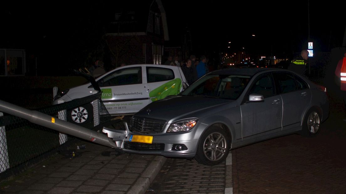 Auto ramt geparkeerde auto