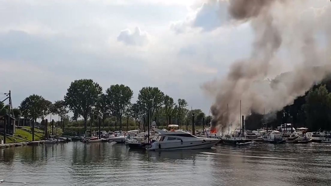 Bij een brand in de jachthaven van Wageningen is een dode gevallen. Twee mensen liepen brandwonden op, een van hen is naar het ziekenhuis gebracht.