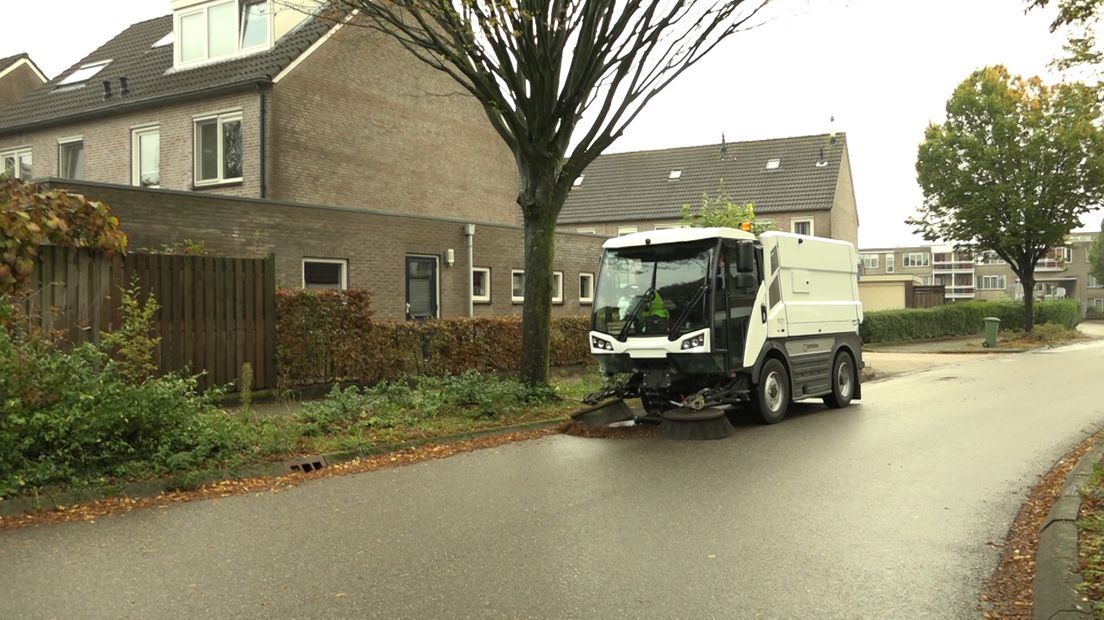 Tiel heeft een eigen veegwagen aangeschaft om het hele jaar door de straten vrij te houden van blad, zwerfvuil en onkruid. De veegwagen was vorig jaar een uitdrukkelijke wens bij het aantreden van het nieuwe stadsbestuur. Tiel gaat niet per se meer, maar vooral slimmer vegen, door precies bij te houden wanneer het nodig is om in welke straat te vegen.