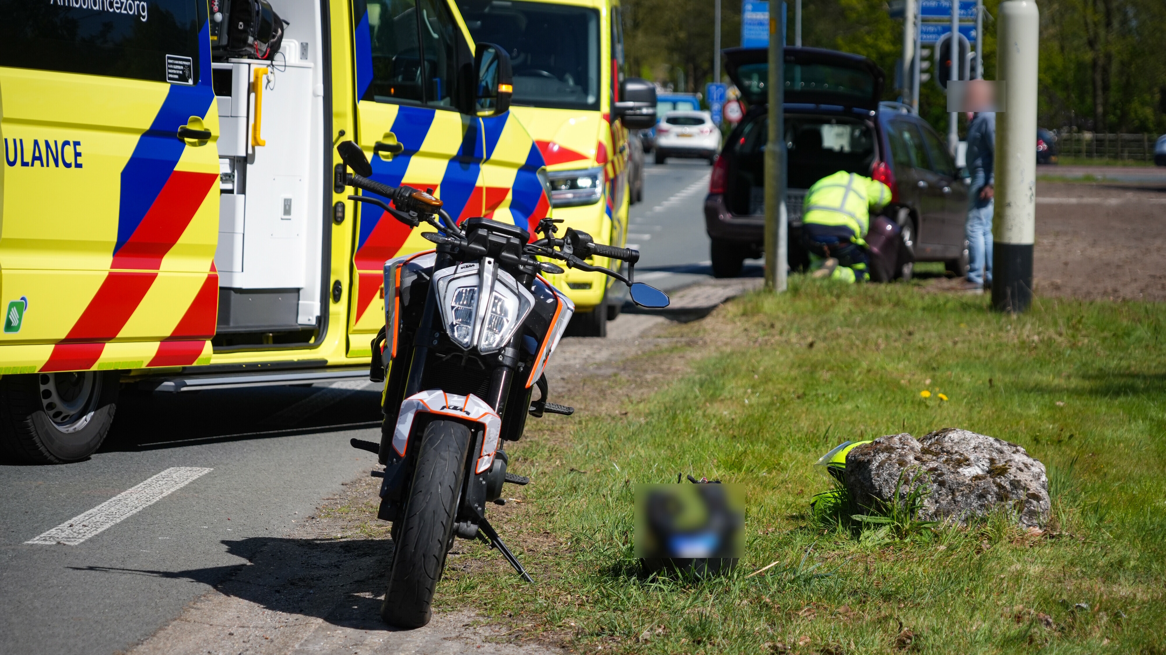Motorrijder gewond na botsing op auto bij Peize.
